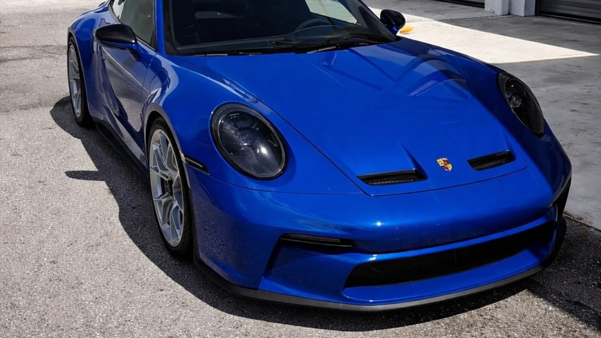 Blue Porsche 911 GT3, front three-quarter view