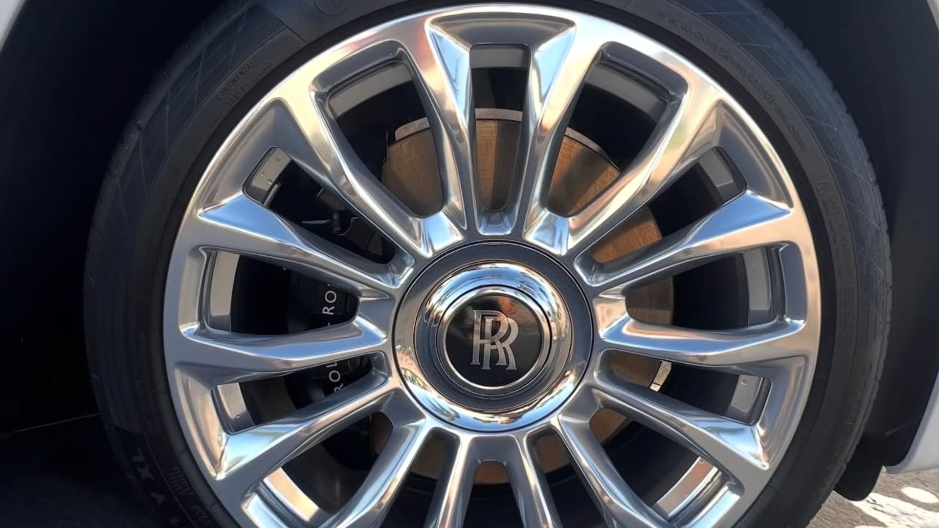 Polished Rolls-Royce wheel with the RR center cap